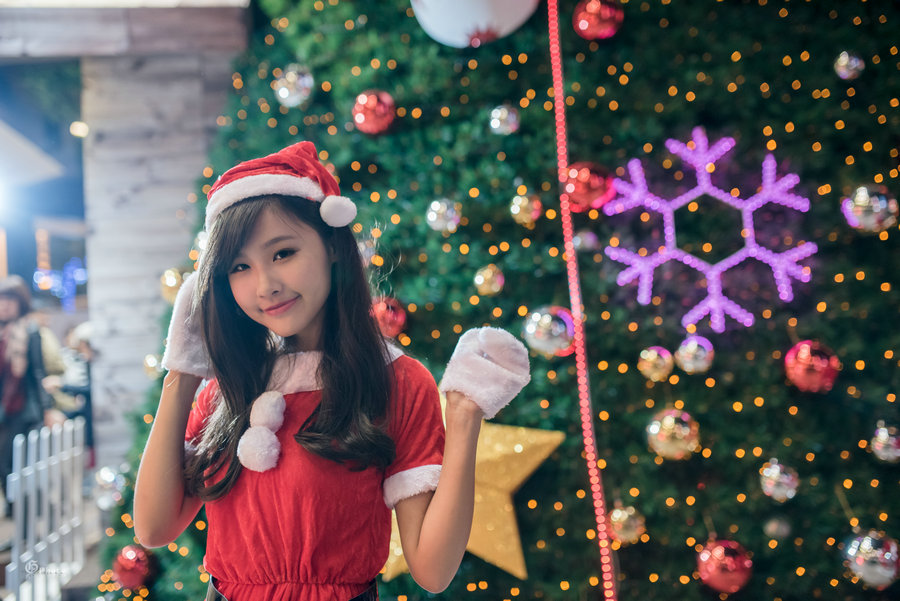 台湾清纯美女Vika写真 -  圣诞节夜拍 [15P/211MB]
