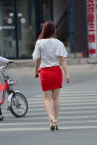 美臀紧身红色短裙长腿白色高跟凉鞋少女 [10P]